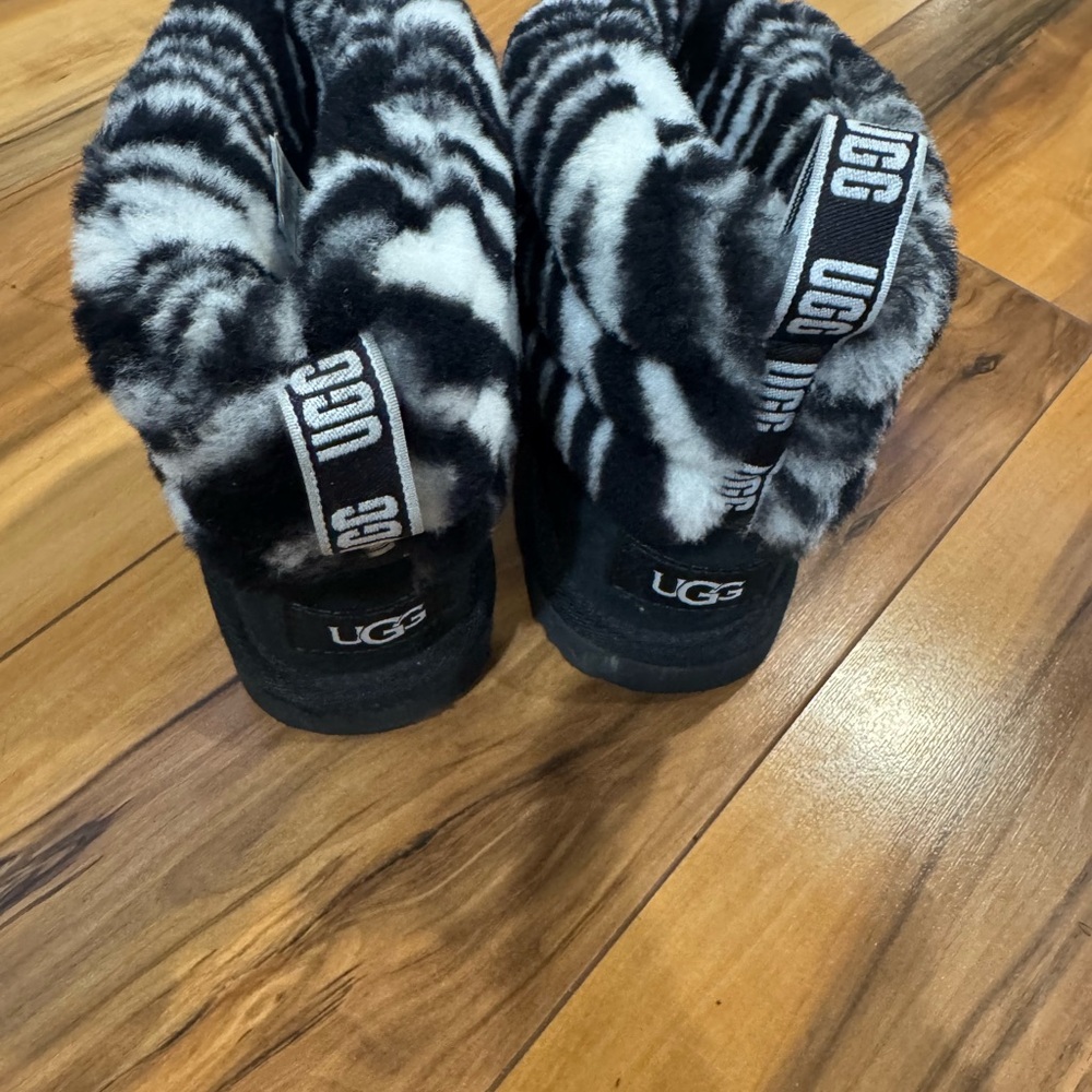 UGG - Picture 2 of 5